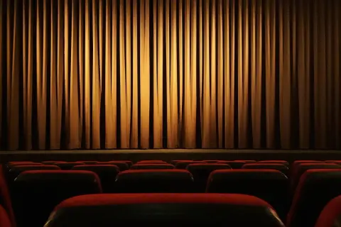 Ile trwa spektakl w teatrze? Sprawdź, co może Cię zaskoczyć
