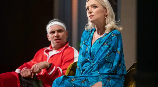 O mało co teatr - komedia, która zaskakuje sportem i jedzeniem