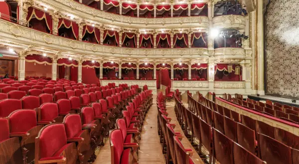 Jakie są teatry w Krakowie? Odkryj niezwykłe miejsca i repertuar