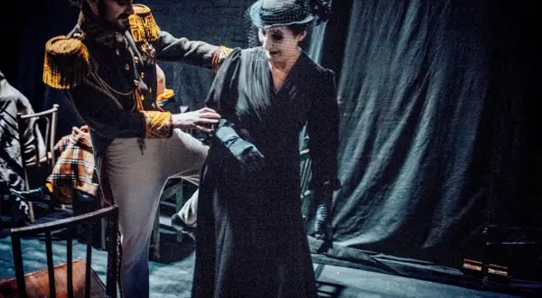 Czego nie widać w Teatrze Wybrzeże – absurd i krytyka w teatrze