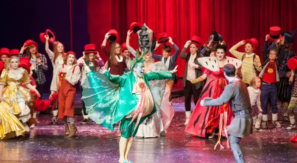 Spektakle teatr online: Odkryj najlepsze występy w sieci teraz